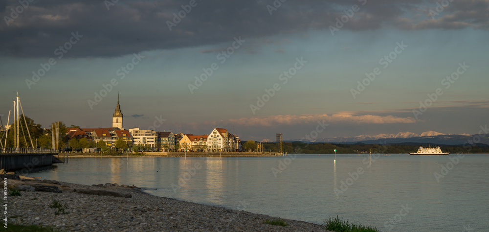 Friedrichshafen im Abendlicht der Natur Panorama