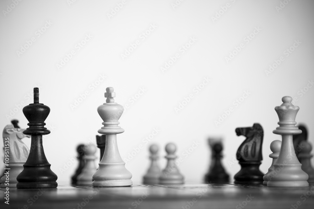 Scacchi fotografati su una scacchiera Scacchi fotografati su una scacchiera
