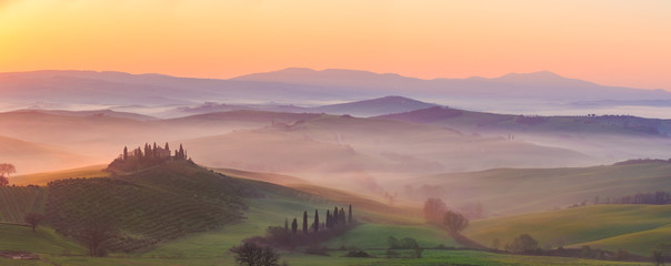 Acrylglasbilder Toskana Morgennebel über dem Val d'Orcia  © elena_suvorova