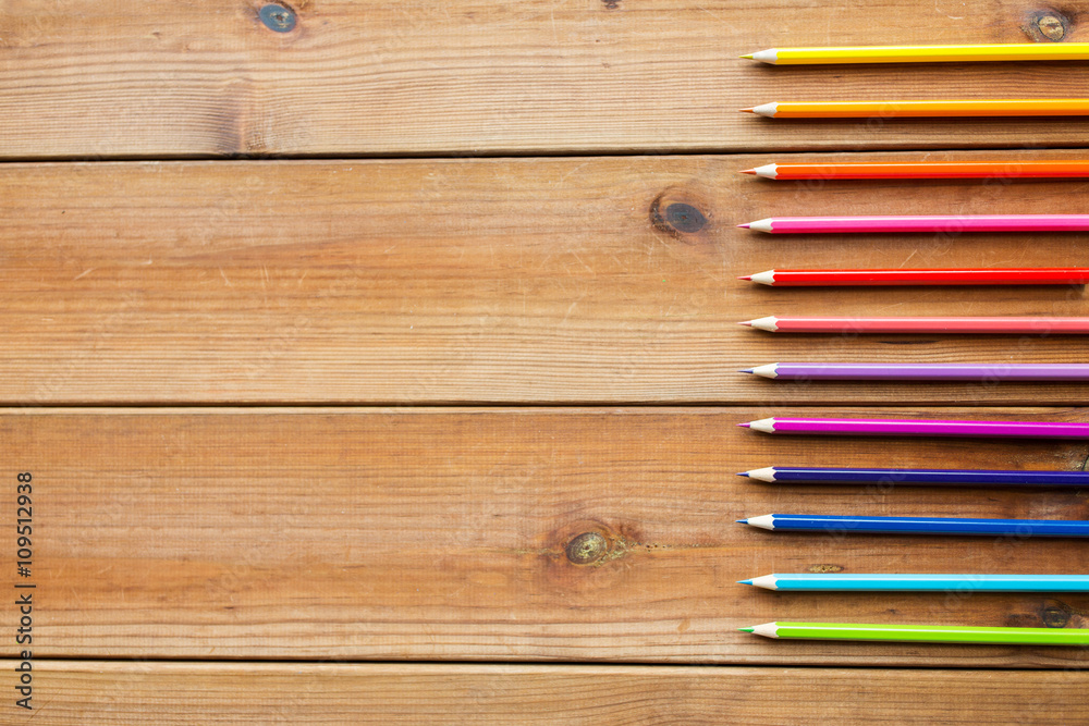 Obraz premium close up of crayons or color pencils on wood