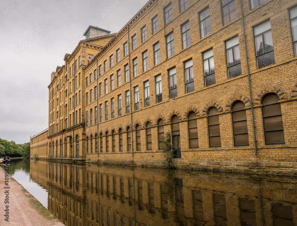 Salts mill straddling the Leeds Liverpool Canal at Saltaire, Bradford, West Yorkshire, UK Salts mill straddling the Leeds Liverpool Canal at Saltaire, Bradford, West Yorkshire, UK