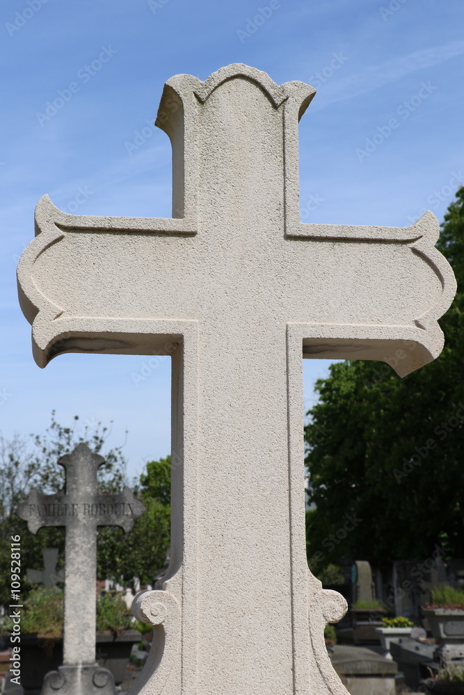 Croix d'une tombe du cimetière du Père Lachaise à Paris