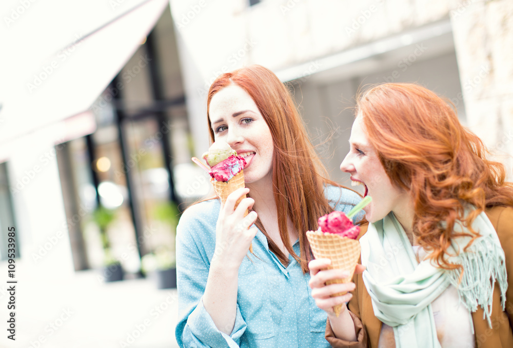 Frauen in der Stadt beim Eis essen Frauen in der Stadt beim Eis essen