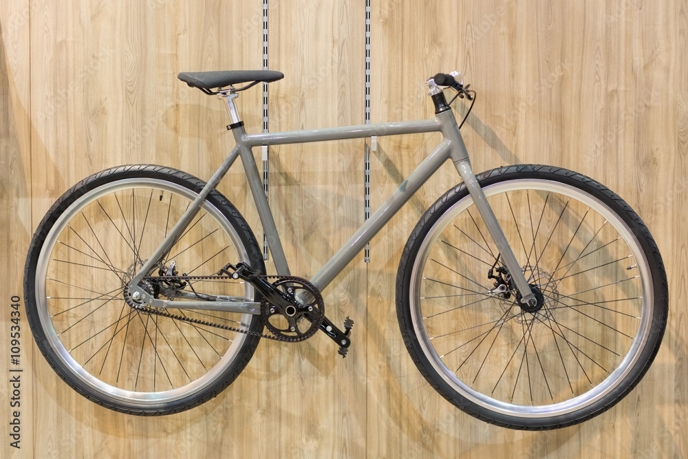 Naklejka premium Bicycle hanged on wall