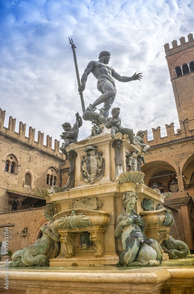 Obraz premium The Neptune Fountain in Piazza del Nettuno. Bologna, Emilia Romagna, Italy