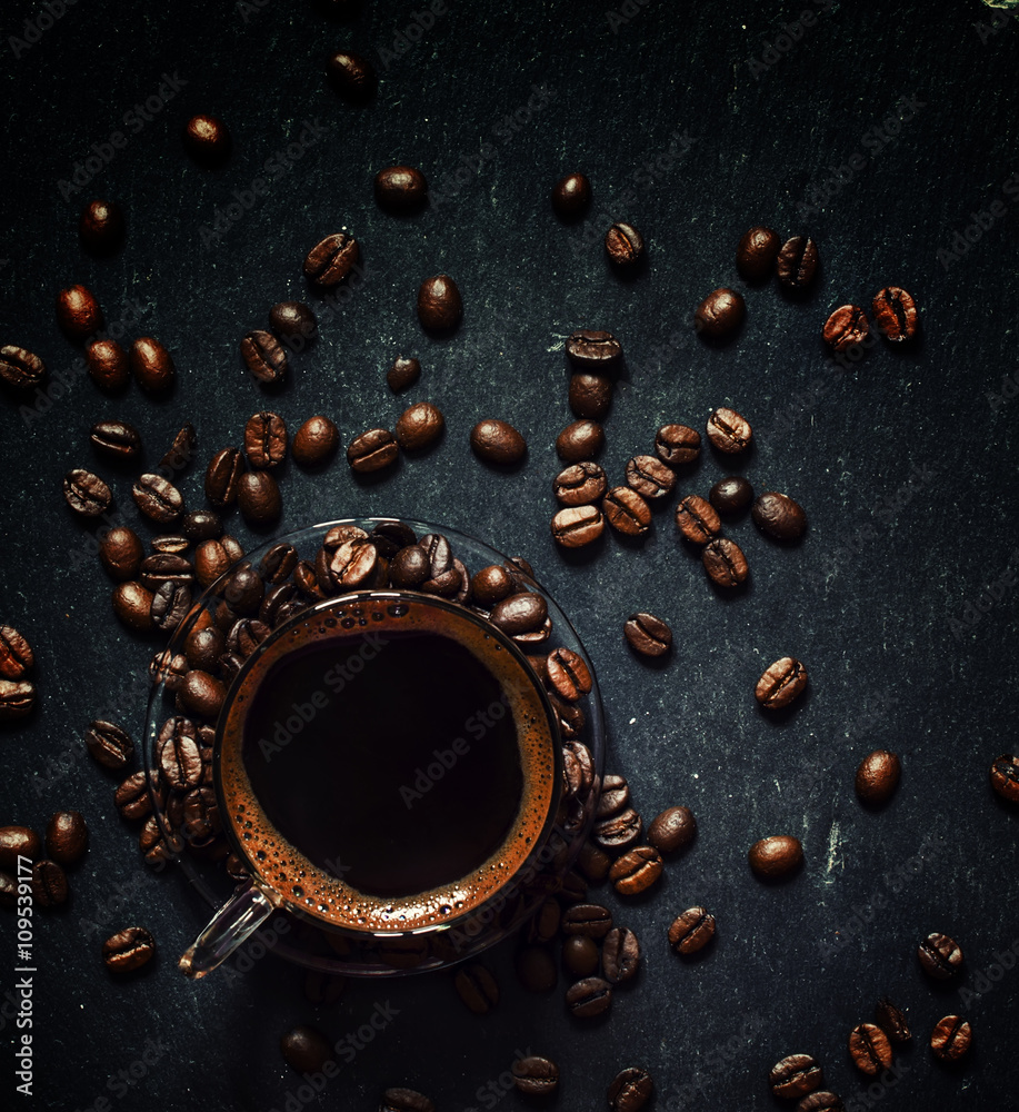Obraz premium Szklanka kawy espresso z pianką, palona kawa ziarnista, fo