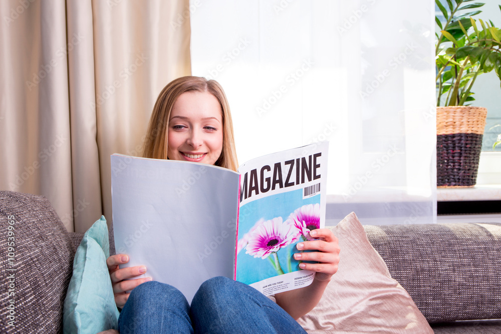 Junge Frau liest Zeitschrift