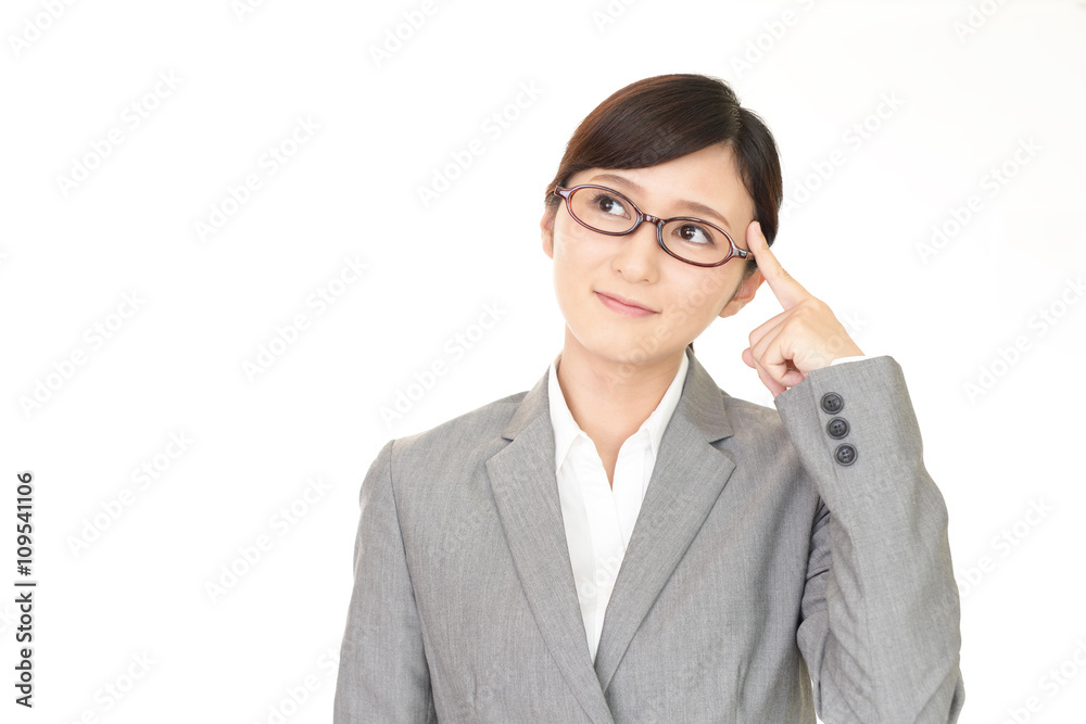 考え事をするビジネスウーマン