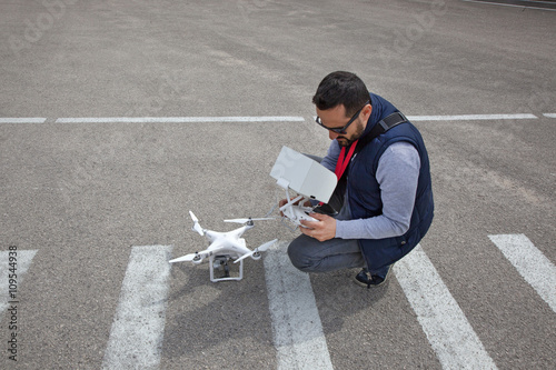 Fototapeta Naklejka Na Ścianę i Meble -  Pilota Drone
