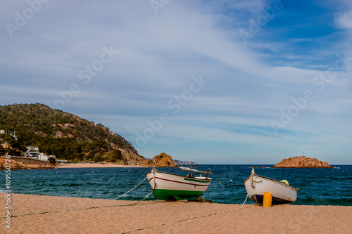 Barques catalanes sur la plage de Tossa de mar