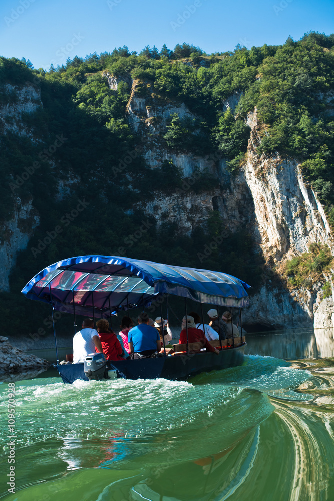 Φωτογραφία Rocky landscape of river Uvac gorge at sunny summer morning, southwest Serbia