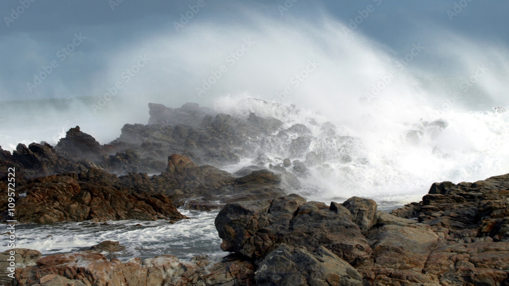 Obraz premium Hard waves strike