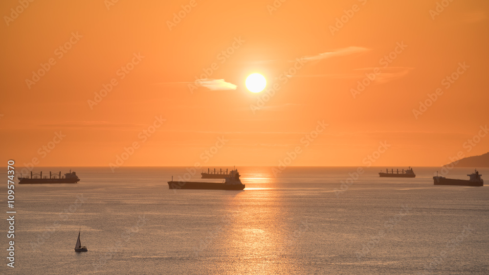 Fototapeta premium golden sunset on the ocean