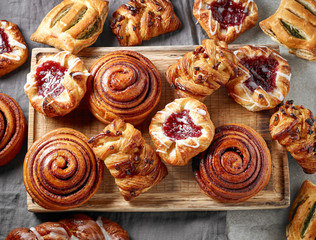Papier peint photo Boulangerie Brioches sucrées fraîchement sorties du four  © Mara Zemgaliete