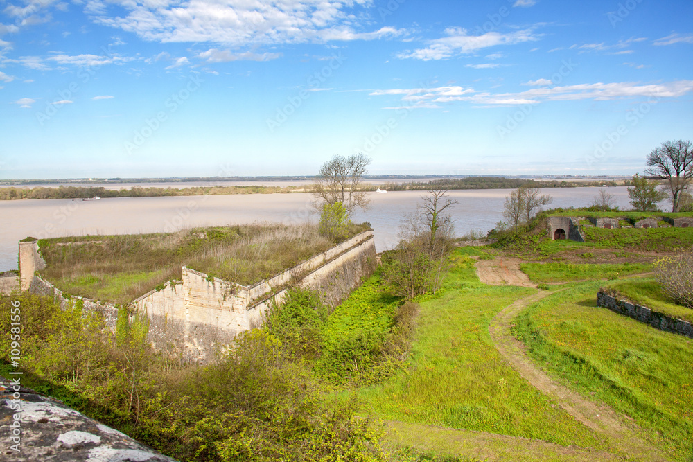 Ruines du mur d'enceinte de la citadelle de Blaye, Gironde, France