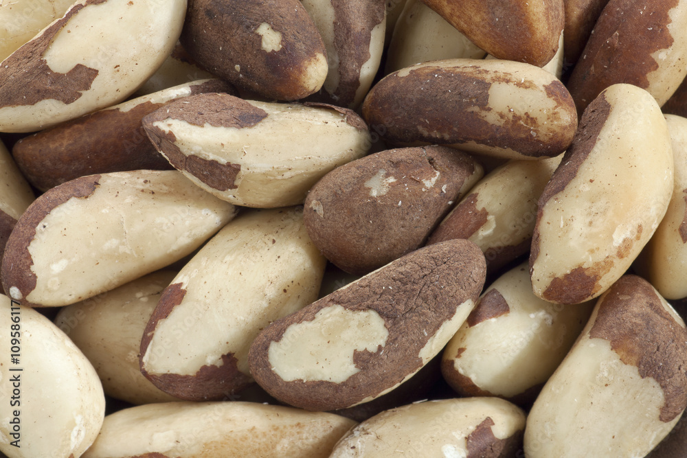 Obraz premium peeled almonds