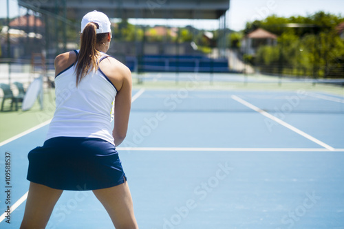 Female tennis player receiving service © NDABCREATIVITY