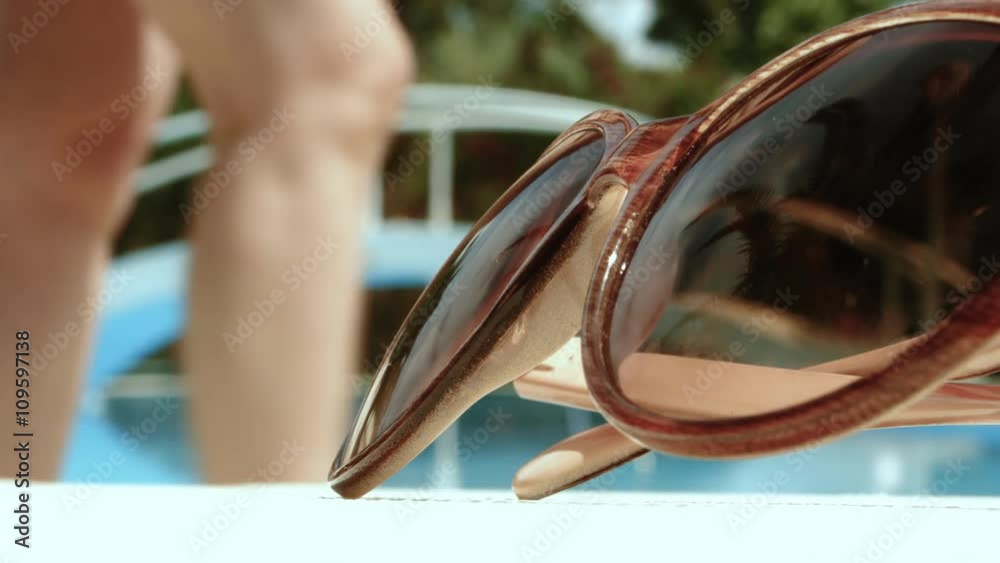 sonnenbrille am pool