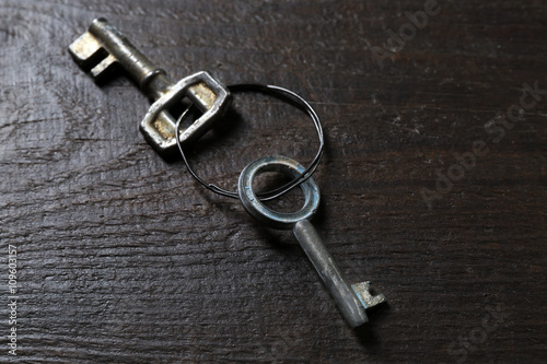 Old keys on wooden background © Africa Studio