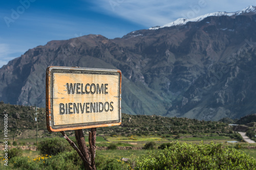 Welcome sign with spanish language on the old wood