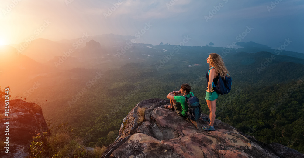 Obraz premium Couple on the mountain