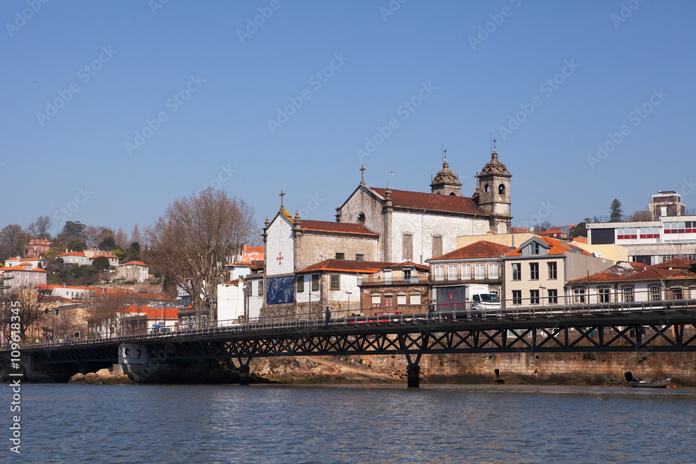 Obraz premium Church Of Massarelos and Douro river, Porto