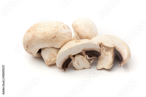 Weisse Champignon Pilze, Freisteller auf weissem Hintergrund