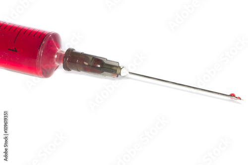 syringe isolated © lewal2010