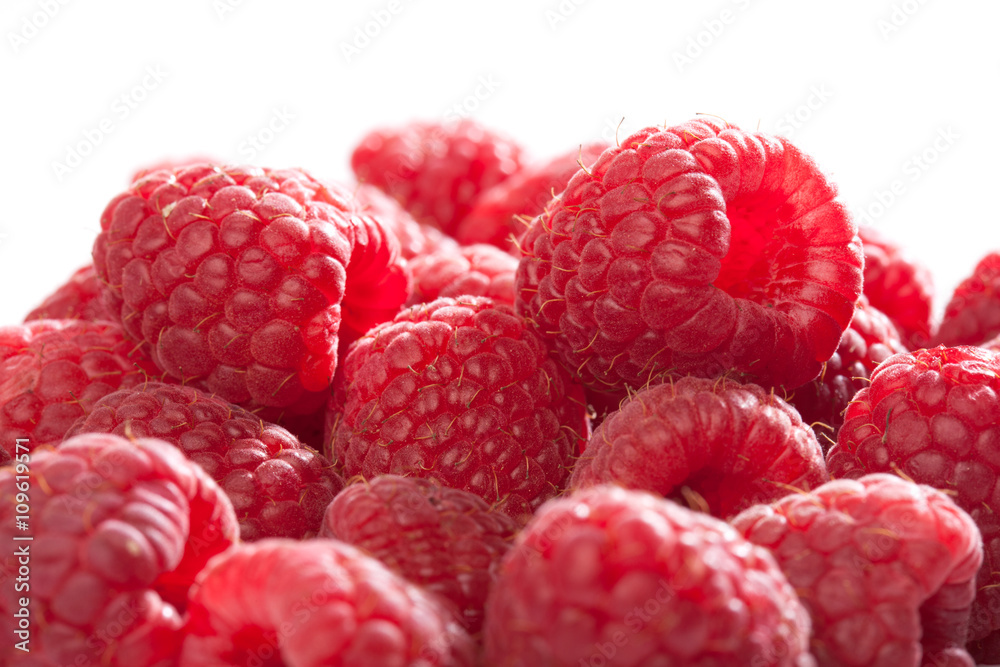 Himbeeren, rote Beeren Früchte, Freisteller auf weissem Hinterg Himbeeren, rote Beeren Früchte, Freisteller auf weissem Hinterg