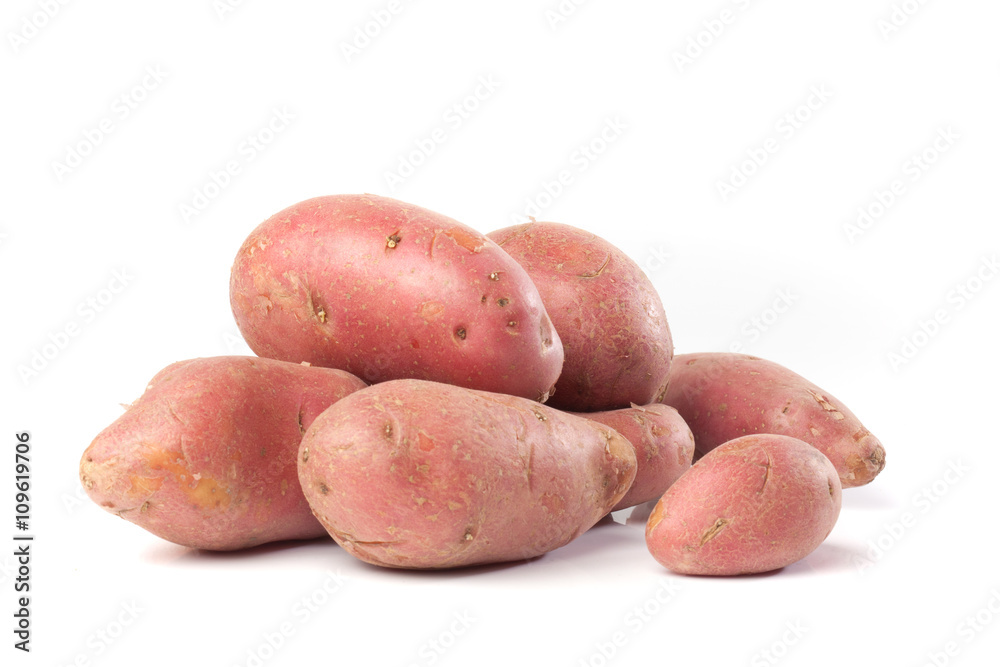 Frische Süsskartoffeln, Freisteller auf weissem Hintergrund Frische Süsskartoffeln, Freisteller auf weissem Hintergrund