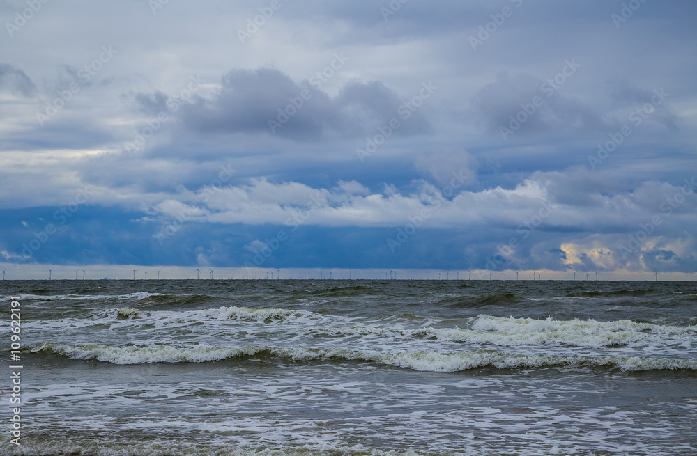 Windpark auf offener See bei stürmischem Wetter Windpark auf offener See bei stürmischem Wetter