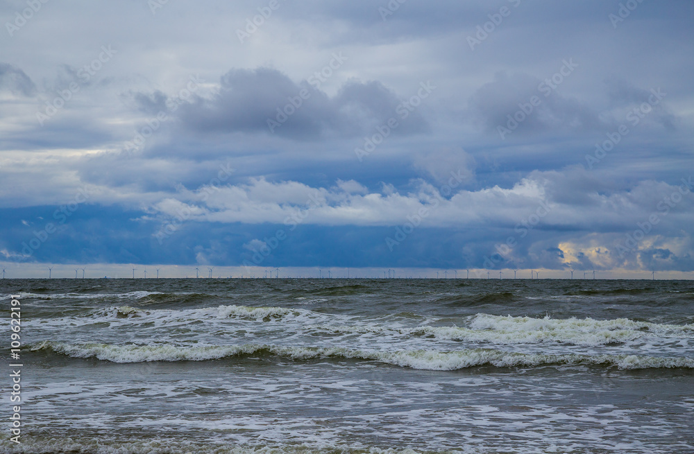 Windpark auf offener See bei stürmischem Wetter