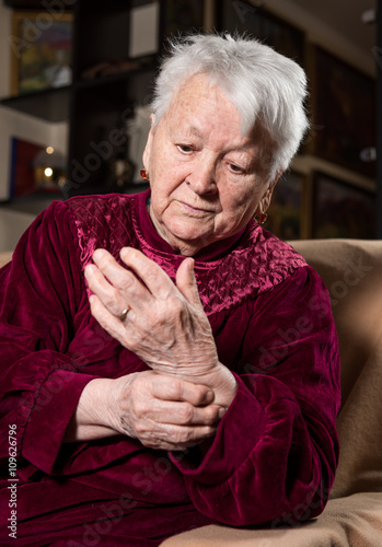 Obraz na płótnie Old woman measuring her pulse w salonie