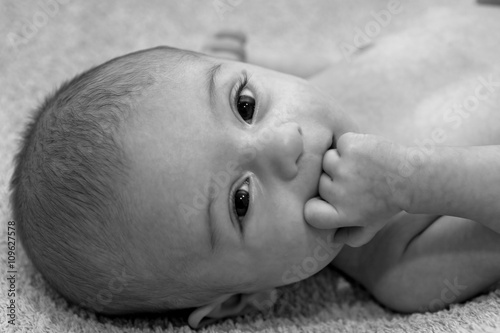 Fototapeta Portrait d’un bébé à la sortie du bain
