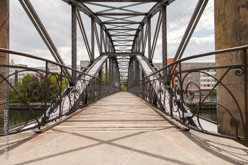 Canvas Print Fußgängerbrücke in Berlin