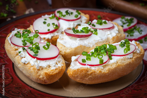 Toasts with radish, chives and cottage cheese. © Arkadiusz Fajer