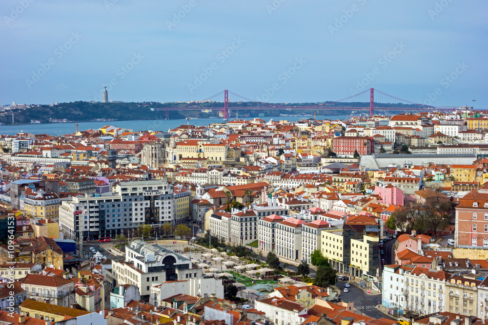 Blick über Lissabon Richtung Tejo