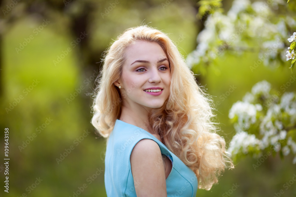 Naklejka premium beautiful young blonde woman looks around, smiling.