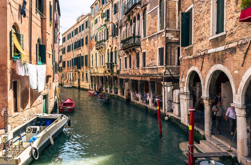 Fototapeta Kanał z gondolami w Wenecji