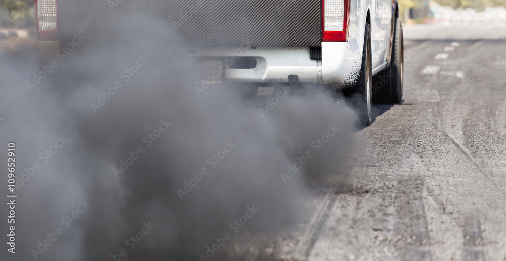 Obraz premium Air pollution from vehicle exhaust pipe on road