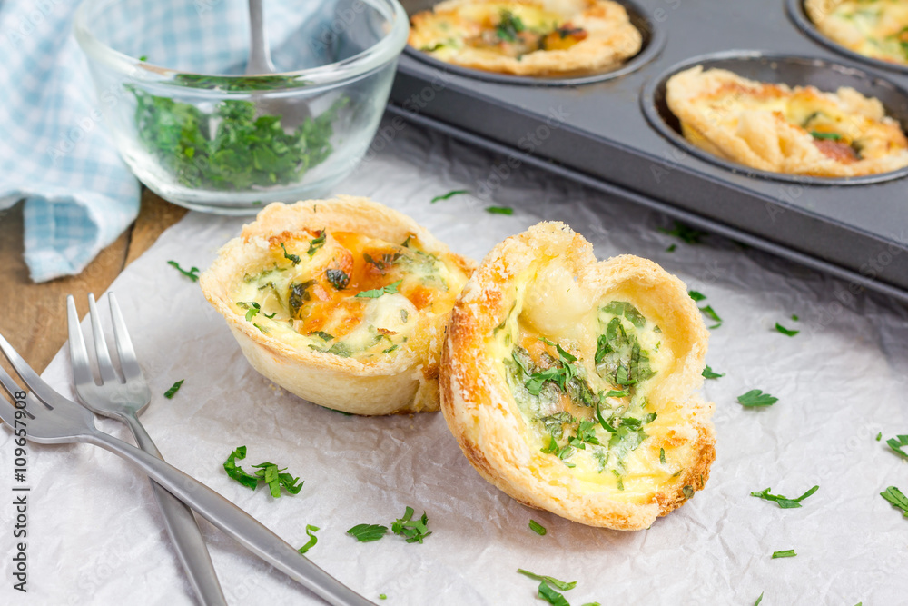 Mini quiche with bacon, using bread toast instead of dough Mini quiche with bacon, using bread toast instead of dough