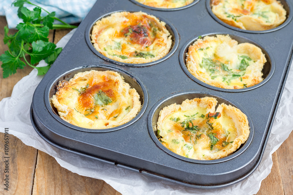 Mini quiche with bacon, using bread toast instead of dough Mini quiche with bacon, using bread toast instead of dough