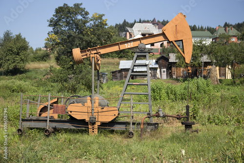 Станок-качалка для добычи нефти рядом с домами