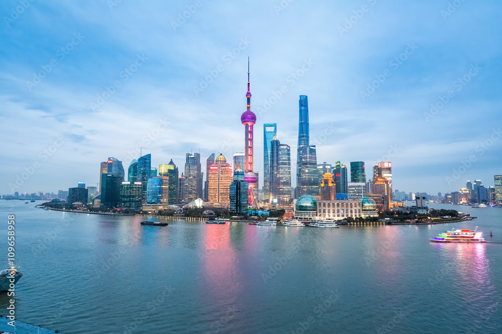 Obraz premium shanghai skyline in nightfall