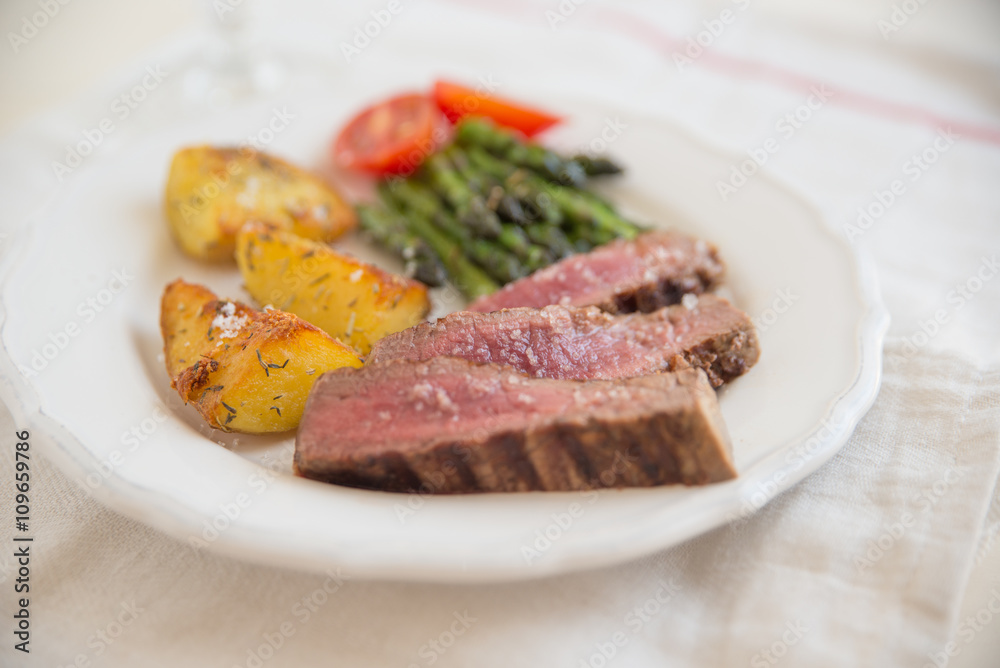 Steak mit Kartoffeln und Spargel Steak mit Kartoffeln und Spargel