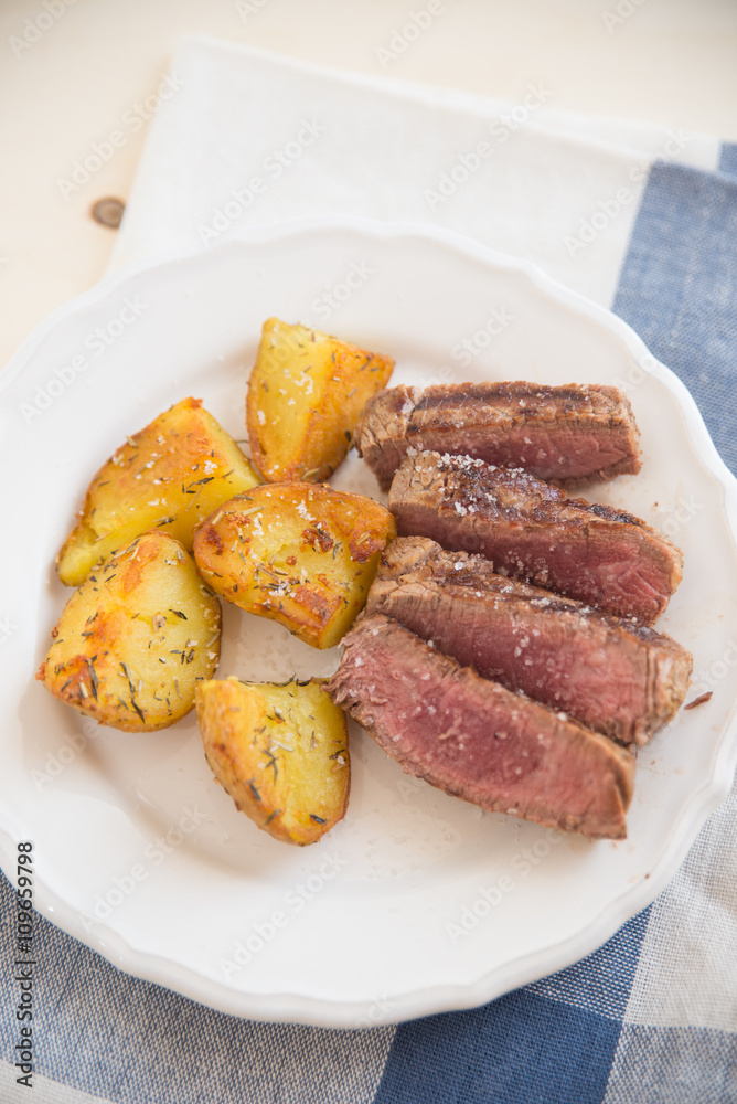 Steak mit Kartoffeln und Spargel Steak mit Kartoffeln und Spargel
