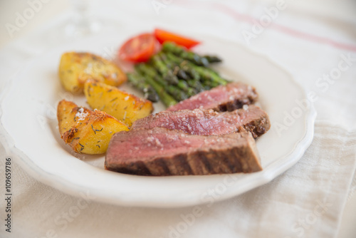 Steak mit Kartoffeln und Spargel 
