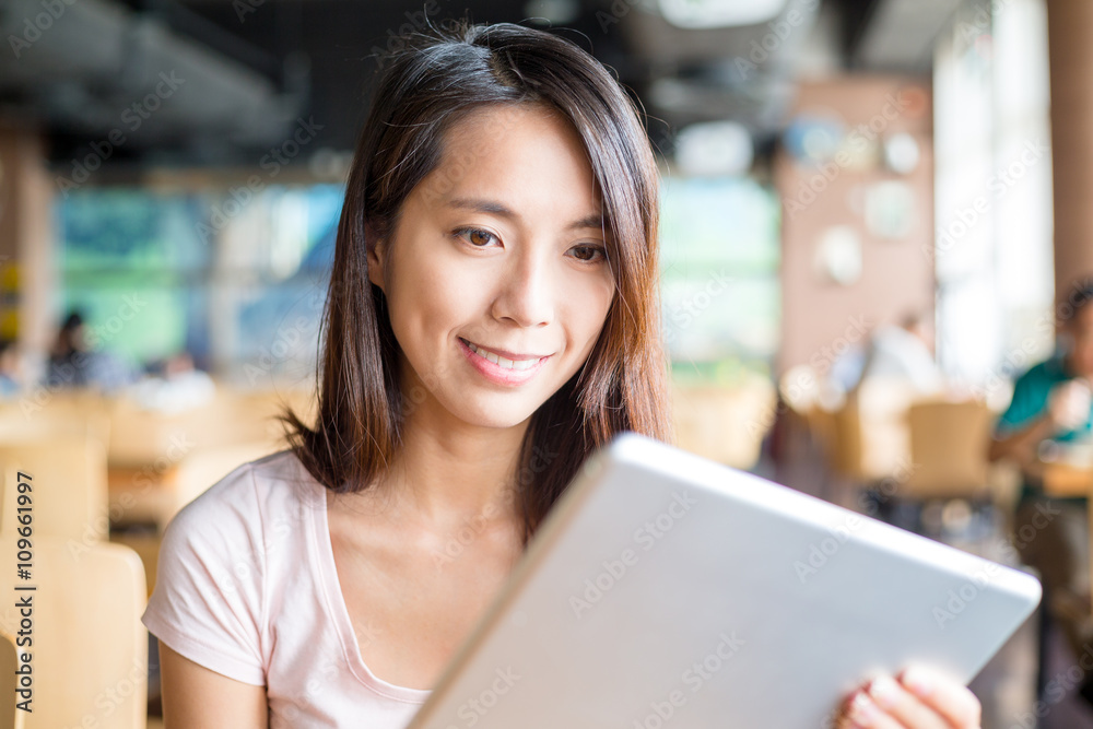 Fototapeta premium Woman use of digital tablet pc