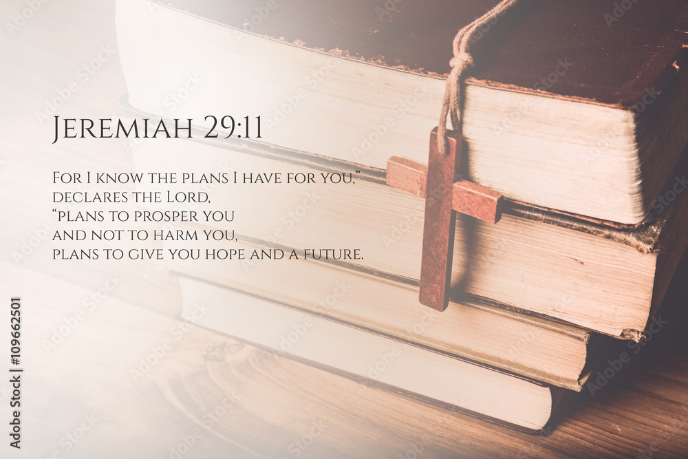 Naklejka premium Vintage tone of wooden Christian cross necklace next to holy Bib