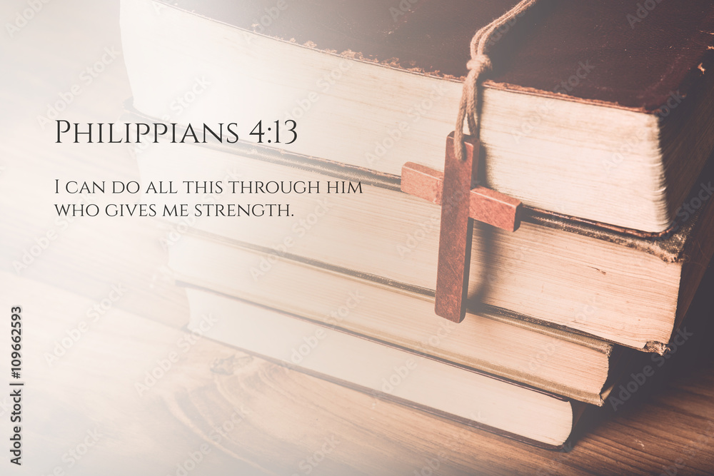 Obraz premium Vintage tone of wooden Christian cross necklace next to holy Bib